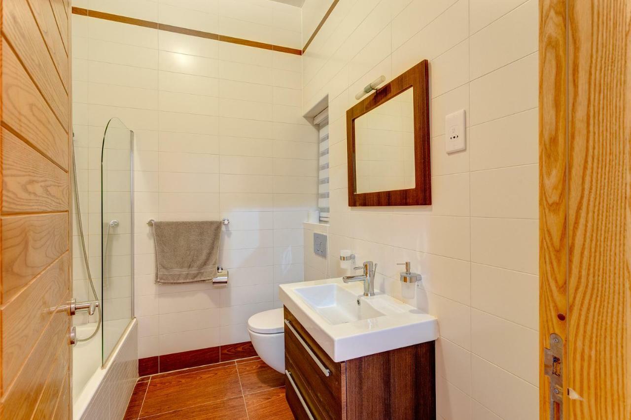 Gorgeous Apartment With Terrace In Fort Cambridge, Pool Sliema Eksteriør bilde